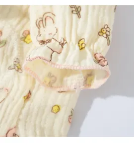 Primer plano detalle de puño ropa mascota, lindo estampado conejo flor, tela arrugada muy suave.