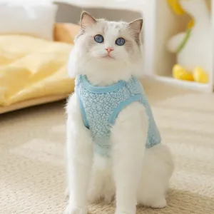 Vestiti caldi in pile per gatti e piccoli cani. Abbigliamento accogliente per animali.
