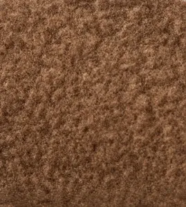 Vue détaillée de tissu polaire teddy marron doux pour vêtements d'animaux, cosy.