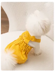 Nahaufnahme des gelben Cord-Haustier-Overalls mit süßem Bären-Design für kleine Hunde