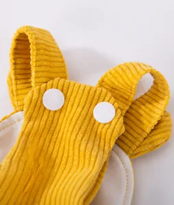 Niedlicher gelber Cord-Haustier-Overall im Detail, weiche warme Hundebekleidung mit Riemen.