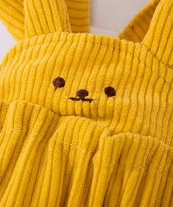 Niedliche gelbe Kord-Haustier-Latzhose Detail, warme Winterwelpenkleidung mit Bärenstickerei.