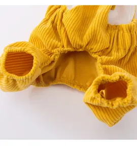 Niedlicher gelber Kord Haustier Latzhose Detailshot, weiche warme Welpenkleidung kleine Hunde.