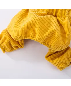 Detailaufnahme von gelbem Cord-Haustierkleidungsstoff mit Textur und elastischen Bündchen.