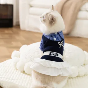Niedliches Preppy-Stil Haustierkleid für Katzen und Hunde, mit blauem Karokragen und Rock.