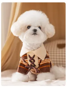 Lindo jersey para perros con cuello polo, rayas de colores y cordones para mascotas pequeñas.