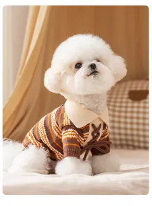 Primer plano detallado del jersey para mascotas marrón a rayas con cuello polo chic y lazo bonito.