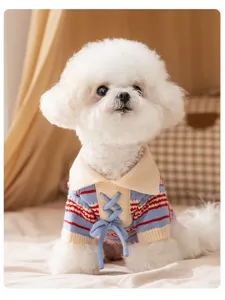 Vista detallada del lindo suéter a rayas para mascotas con cuello polo y diseño de cordones.