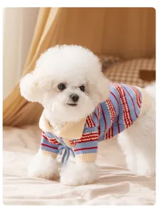 Detalle de jersey polo a rayas para mascotas, ropa de punto cómoda para perros y gatos.