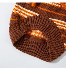 Detalle de jersey para mascotas con textura de rayas calidas para perros y gatos.