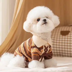 Acogedor suéter marrón a rayas para mascotas con cuello polo para perros y gatos pequeños.
