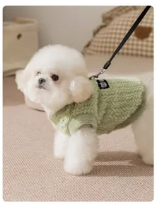 Dettaglio gilet in pile per animali, abbigliamento caldo senza maniche per cani piccoli e gatti.