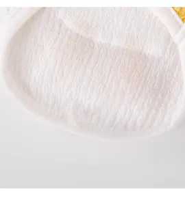 Nahaufnahme der Details vom weißen Haustierkleidung Stoff, weiche Textur und saubere Nähte.