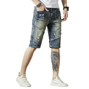 Modische Destroyed Herren Jeansshorts im Biker Stil mit Patchwork und cooler Waschung in Slim Fit.