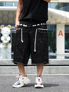 Shorts in denim nero da uomo in stile hip-hop con strass, bordi grezzi e coulisse.