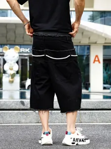 Pantaloncini di jeans neri uomo hip hop sfrangiati streetwear dettaglio vista posteriore