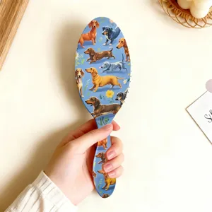 Détail de brosse à cheveux teckel, peigne à coussin massant pour les soins capillaires quotidiens.