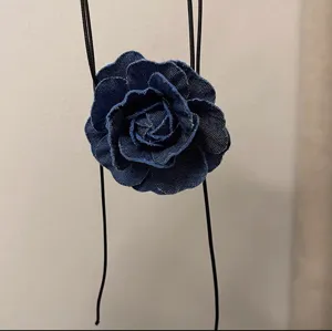 Collana con fiore di rosa in tessuto denim blu scuro choker di stoffa elegante gioiello donna estate