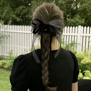 Zwarte mesh strik haarband paardenstaart elegante haaraccessoire voor vrouwen detailweergave