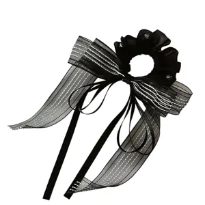 Elegante zwarte haarscrunchie met lange strik en witte stiksels voor stijlvolle dames.