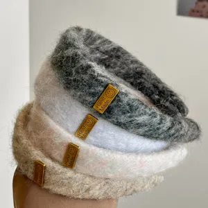 Plüsch breites Haarband kuscheliger Winter Haarreif flauschiges Haaraccessoire Detailansicht