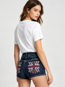 Detailopname van stijlvolle donkere denim shorts met trendy Britse vlag achterzakprint en fijne fit.
