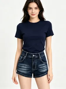 Gedetailleerd opname van casual dames navy t-shirt gecombineerd met denim shorts.