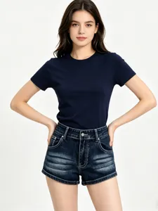 Gedetailleerd overzicht van casual dames slim fit t-shirt en hoge taille denim shorts.