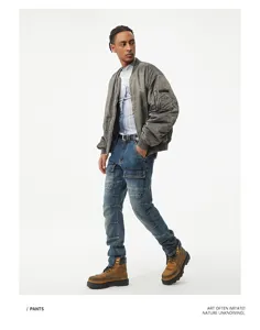 Vista detallada de pantalones cargo slim de hombre en denim patchwork con bolsillos y lavado.