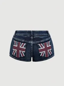 Achterkant detail van donkere jeansshorts met vintage Britse vlag print op zakken.