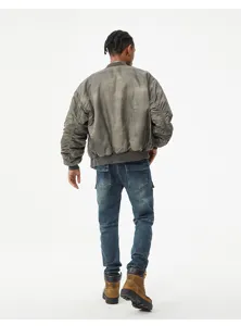 Vista trasera detallada de jeans ajustados para hombre combinados con chaqueta vintage.