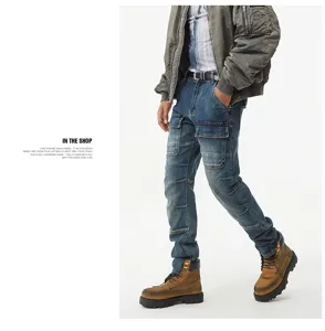 Vista en detalle del vaquero cargo retro para hombre con múltiples bolsillos y diseño patchwork.