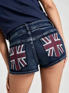 Trendy denim dameskorte broek in high-street stijl met Union Jack vlagprint op achterzak.