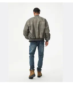 Vista trasera detallada de jeans ajustados para hombre con múltiples bolsillos en estudio.