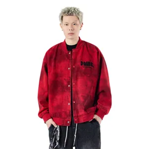 Ανδρικό casual bomber τζάκετ με κόκκινο tie-dye σχέδιο και κέντημα στο στήθος.