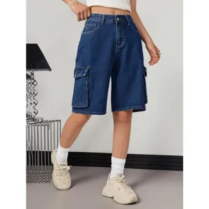 Gros plan de short cargo en denim bleu avec poches multiples et style décontracté moderne.