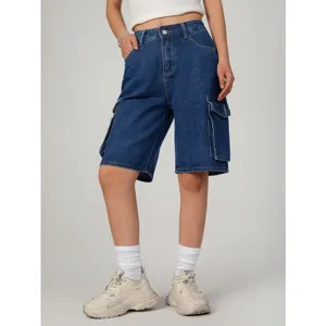 Gros plan sur le short cargo en denim bleu pour femme avec poches utilitaires.