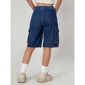 Vue arrière de short cargo en denim bleu avec poches latérales et coupe décontractée.