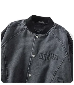 Dettaglio giacca bomber in denim slavato vintage da uomo, stile streetwear con bottoni a pressione.
