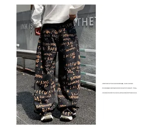 Vue détaillée du jean streetwear ample pour homme avec imprimé de lettres audacieux.