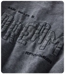 Dettaglio tessuto giacca da baseball casual da uomo, top sportivo in cotone grigio.