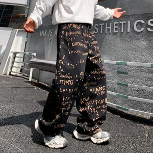 Pantalon long noir style streetwear homme impression lettres allover profil