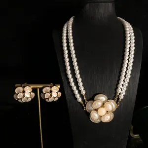 Retro Estilo Hepburn Doble Capa Perla Artificial Collar Colgante Camelia Y Pendientes Set Vintage Aleación Joyería Regalo