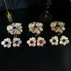 Ensemble de broche et boucles d'oreilles fleur en strass vintage, bijoux dorés de luxe.
