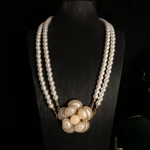 Elegante collar de perlas de doble capa con colgante de camelia clásico, estilo retro.