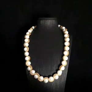 Collar de perlas vintage, joyería de gargantilla de cuerda metálica retro para mujeres.