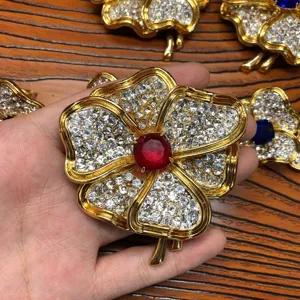 Broche fleur strass de luxe vintage avec cristal rouge, bijoux élégants et charmants.
