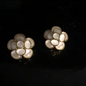 Pendientes de tuerca con diseño de flor de camelia estilo retro con doble capa y borde dorado.
