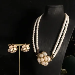 Collar de perlas de doble capa vintage con colgante de camelia y pendientes a juego.