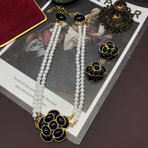 Collar de perlas de doble capa vintage con colgante de camelia negra y juego de aretes.